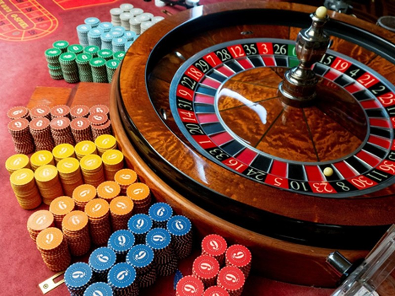 Bàn Roulette với các vị trí đặt cược phức tạp của James Bond