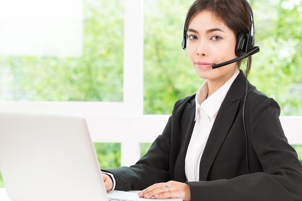 Hình ảnh nhân viên hỗ trợ khách hàng