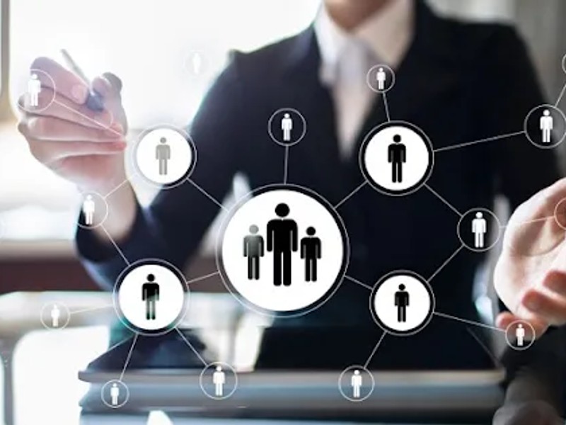 Biểu tượng phần mềm độc hại và máy tính bị tấn công