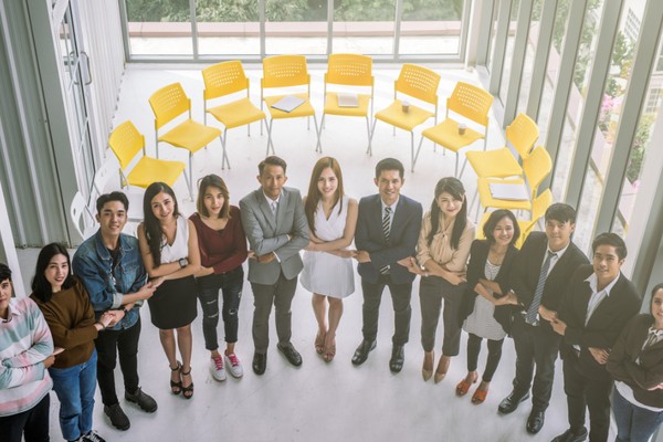 Hình ảnh minh họa sự công bằng trong trò chơi với các biểu tượng xúc xắc và lá bài